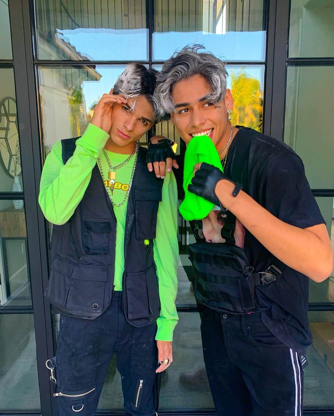Brent Riveraのインスタグラム：「Who’s the better eBoy?✨🖤 HAHAH😂」