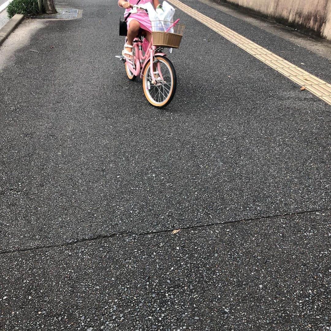 栗田善太郎のインスタグラム：「急に小1のムスメがおつかいに行きたいと、、しかも自転車で、、、信号3つ先の八百屋さんへ行って帰ってきたよ、、あードキドキした。 #はじめてのおつかい  #summer2019」