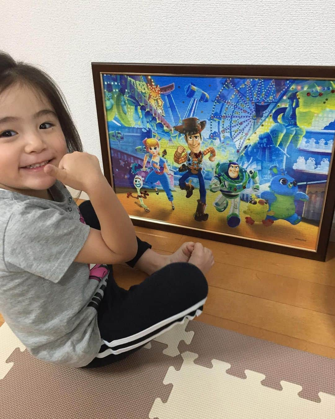 石津大介さんのインスタグラム写真 - (石津大介Instagram)「TOY STORY 4 500PIECES  デコレーションできる布のパズル💖  が、完成〜👍❤️ キラキラしてて可愛い.•*¨*•.¸¸♬ 愛絆が喜んでくれて、ママ嬉しい🐒❤️ セット内容以外の材料買って、オリジナルデコレーションへ挑戦しようかな🤔💭⋆͛♡⋆͛ #パズル#楽しい#4歳児#女の子#喜ぶ#笑顔#親バカ#親バカ部#アビスパ福岡#石津大介 #愛娘#toystory4」9月7日 17時42分 - aina.2632