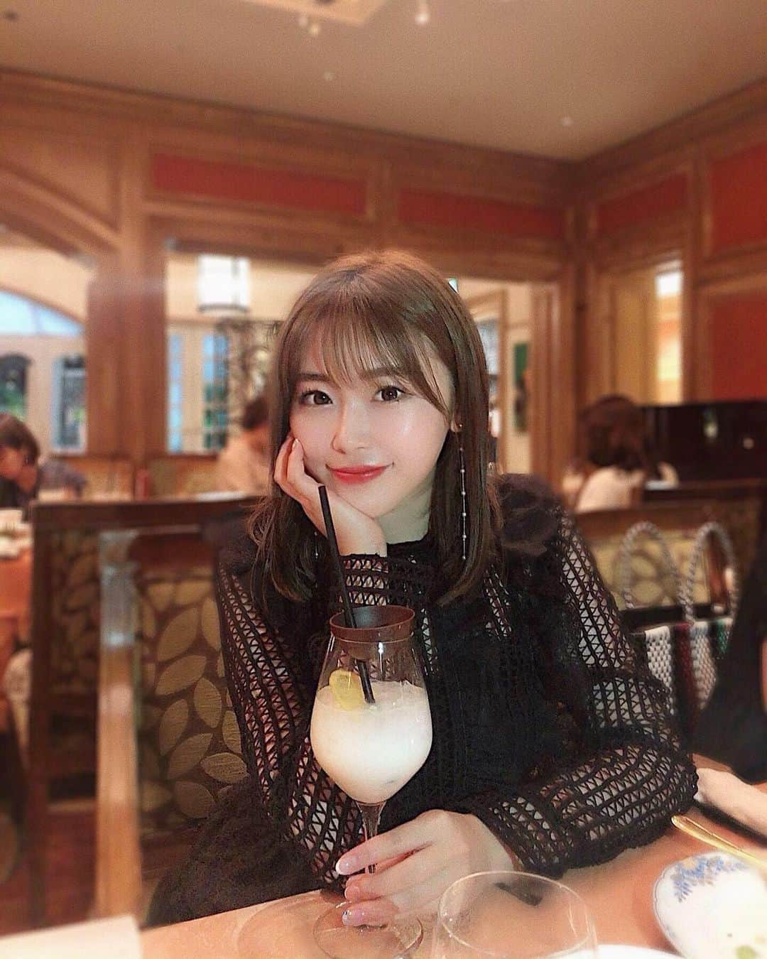 藤川沙弥のインスタグラム：「@ritzcarlton.osaka で﻿ 10/1〜新しく始まるsweets buffetは﻿ ベルギーをテーマにした﻿ 🍫chocolate buffet🇧🇪﻿ ﻿ いつも圧倒されるディスプレイは勿論、﻿ 今年もチョコレートをふんだんに使った﻿ 可愛いくて美味しいsweetsがお目見え🤭💗﻿ 約50種類もあるの‼︎﻿ ﻿ ベルギーの国旗をイメージしている﻿ ３色のケーキも美味しかった🤤﻿ ﻿ ケーキだけじゃなくて、﻿ チョコを練りこんであるパスタとか﻿ ミニハンバーガー🍔なども楽しめるよ💛﻿ (美味しくてお代わりしましたw)﻿ ﻿ チョコ好きな方には﻿ 絶対行ってみてもらいたいなぁ𓂃𖠚ᐝ﻿ ﻿ ﻿ ﻿ ﻿」