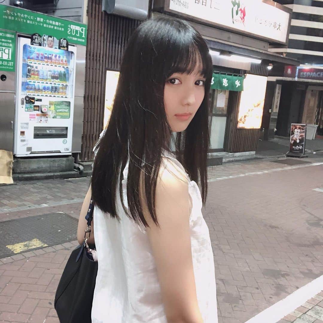 道江幸子さんのインスタグラム写真 道江幸子instagram 黒髪だよ 髪黒 黒髪 黒髪ロング 黒髪ロングストレート 振り向きショット 振り向き 白コーデ Japanesegirl インスタグラビア さらさらヘアー Followme ノースリーブ