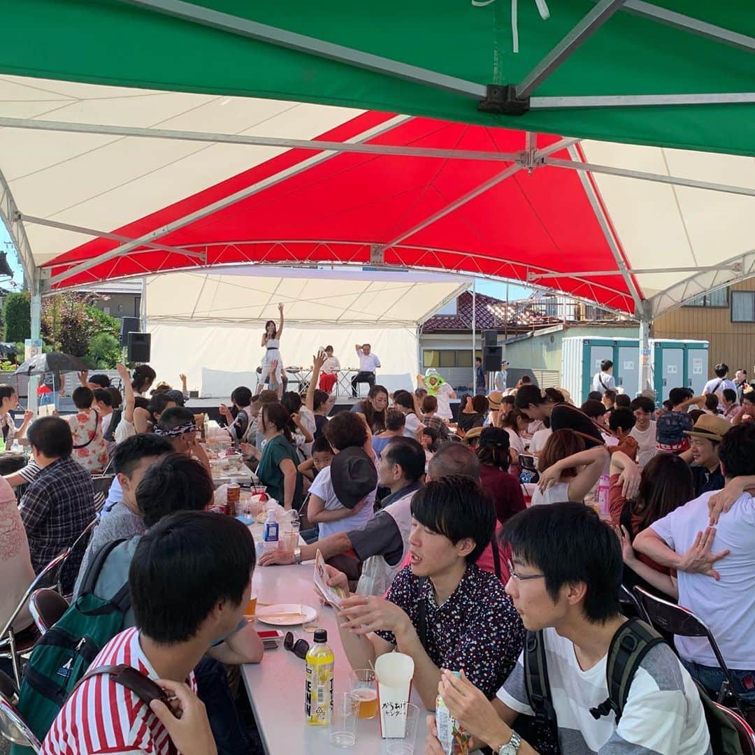 中島史恵さんのインスタグラム写真 - (中島史恵Instagram)「本日は『信州須坂ビアフェス』に沢山の皆様おこし頂きまして誠にありがとうございました💜気温33度という気候の中、秋晴れというよりは、夏の太陽を感じるようなビールを頂くには最高のシチュエーションでした⭐️ 須坂副市長の中澤さん⭐️これから世界にこの峰の原の素晴らしさを伝えようと東京から移住して下さった猪狩さん⭐️フルーツマイスター、そしてレーサー&ミュージシャンでもあり、やはり須坂の豊かさに共感してくださり須坂を発信してくださる岡本かおりさん⭐️とトークショーさせて頂きました💜ご参加下さった皆さまは、終始美味しいビールとおつまみを頂きながらも、きちんとお耳はこちらに立てて下さってて感謝です❤️改めて謙虚さ、そして空気感を大事にする気質は、ほんと須坂ですよねん！  そして我らが頭領、三木市長もいらして下さいました😊  須坂高校の同級生の保科くんも、会社のみんなと。（私の画像2枚目左横が保科くん。高校時代と変わってないです！かなり出世されてましまが⬆私には高校生の時のままの保科くんでした😊） 私も大好きなビール頂きながら簡単ヨガレッスンもさせて頂きました💜  須坂のの皆様、肩胛骨が柔らかかったぁ❤️ #中島史恵❤ #中島史惠💜 ＃信州須坂ビアフェス💜 ＃avity代官山スタジオ❤️ #空中ヨガ💜  会場にいらして下さった沢山の皆さんとお話しさせて頂き、私が元気を皆様から沢山頂きました！今から東京に戻って大好きなお友達のバースデーパーティにavityスタッフとお祝いさせてもらいに伺います！楽しみ💜」9月7日 17時53分 - fumielove0614