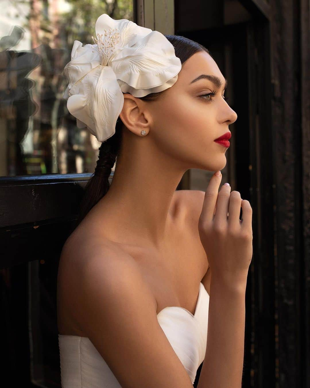 Pronoviasさんのインスタグラム写真 - (PronoviasInstagram)「We love the oversized flower of the Keki headband! Wear it  with the LWD 07 dress 🖤 Discover more accessories from the new #Pronovias2020 collection (link in bio).」9月7日 17時47分 - pronovias