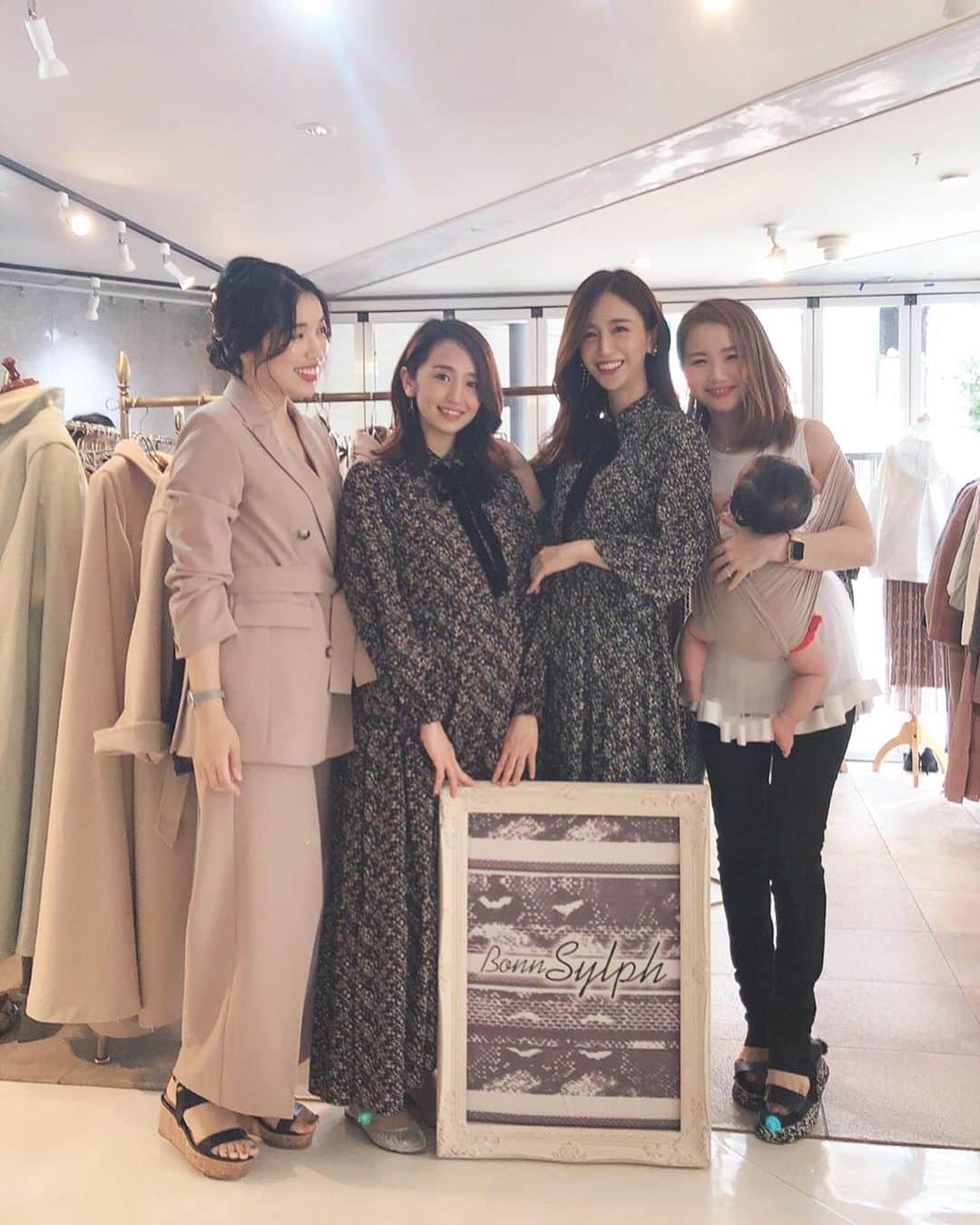 小野恵美のインスタグラム：「仲良くさせていただいている丸山悠美さん @maruyumi がディレクター・モデルを務めるBonnSylph @sylph_official のA/Wコレクション展示会にご招待いただきました♡  女神様ゆみさんにお迎えいただき、可愛い秋冬コレクションにテンションmax😍  ゆみさんとお揃いの小花柄のワンピースは、マタニティや授乳中のママにもぴったり❤️ 臨月でも入ります🤰  柔らかな色使いやトレンドの柄も豊富なブランドなので、迷いに迷って数点オーダーしてきました😌  産後に着るのが楽しみ♡ 届くのが待ち遠しい♡ #秋冬ファッション #展示会 #表参道 #bonnsylph #秋冬コーデ #ワンピース #秋コーデ #可愛い #洋服 #ファッション #fashion #マタニティコーデ #授乳服 #妊婦コーデ」