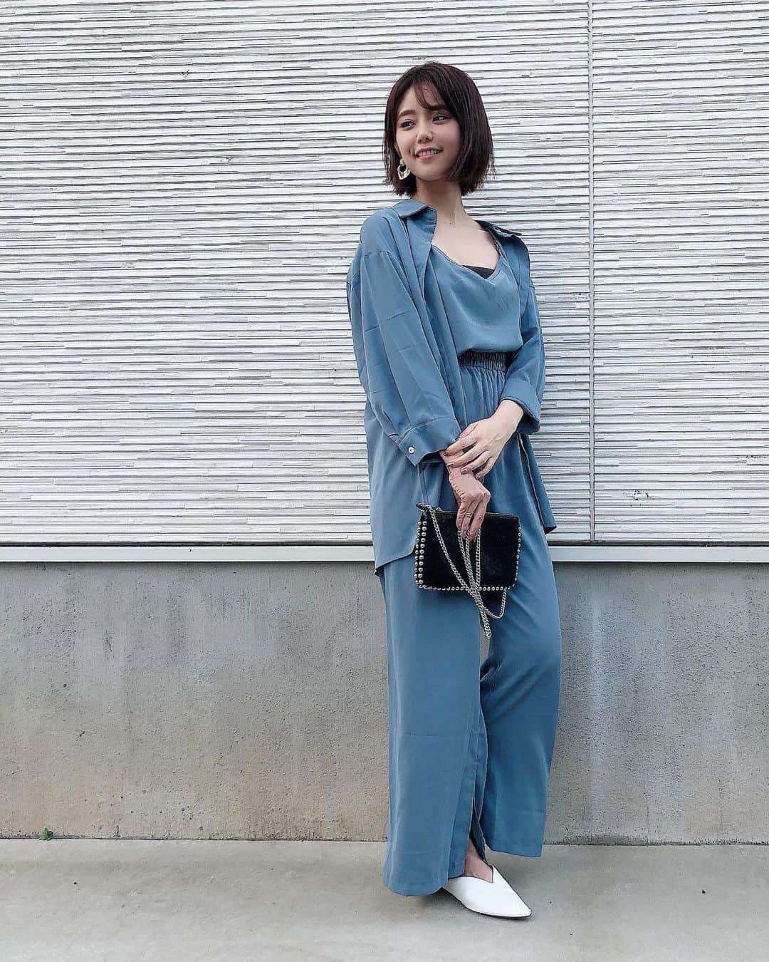 林村ゆかりのインスタグラム：「#今日のコーデ タグ🏷付けしました。 バッグと靴はZARA😊 ⠀  お洋服はいただいたのですが、3ピースになっててすごく便利！つなぎになってないことも何かと助かるし着心地がすごくいいから最近よく着てます❤︎ 今年の秋服はいいものを5着買って着まわしたい！とまどかちゃんと街ブラしてます😂 でも私はやっぱり…ライブ配信映えのもの買っちゃう（笑 ⠀ ⠀ ⠀ #ootd#コーデ#秋コーデ#selfie#コーディネート#コーディネイト#美容#美容好き#秋服#セットアップ#自撮り#dailylook#outfit#ootdfashion#カジュアルコーデ#大人カジュアル#code#cordinate#ファッション#fashion#zara」
