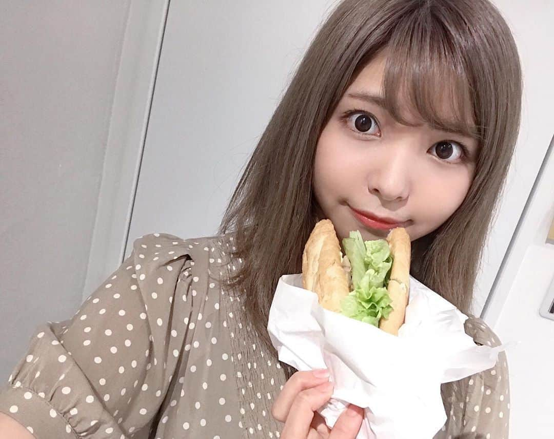 西谷麻糸呂さんのインスタグラム写真 - (西谷麻糸呂Instagram)「最近やけにパンが食べたくなる。。🥪﻿ 欲に素直に従ってお昼はサンドイッチ。 ﻿ 近頃髪色はパープルが抜けてミルクティーアッシュみたいになってきました🥛﻿ こんなに明るくしたの大学生ぶり。﻿ この色もとっても気に入ってたけど今日で終わり😂﻿ ﻿ ﻿ ﻿ ﻿ ﻿ ﻿ ﻿ ﻿ ﻿ ﻿ ﻿ ﻿ ﻿ ﻿ #japan #tokyo #japanese #asia #shooting #model#photo #photography #photographer  #girl #fashion #happy #モデル #西谷麻糸呂 #portrait #modeling #日本  #selfie #cute #follow  #ootdfashion #ootd #yum #yummy #food #followme #instamood #instagood」9月7日 17時54分 - mashiron21