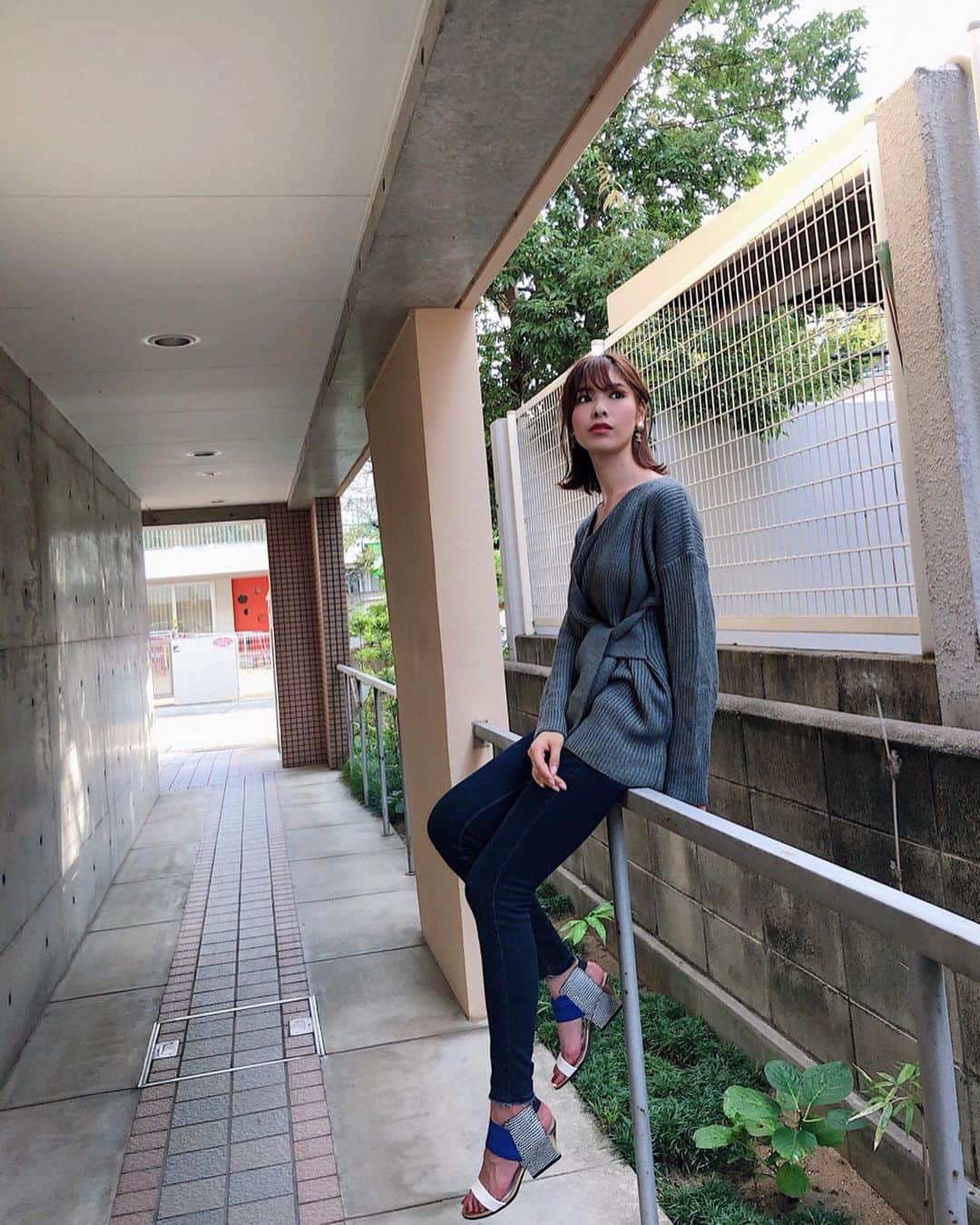 Yuika Matsuさんのインスタグラム写真 - (Yuika MatsuInstagram)「. . 受注会で オーダーした  #フロントリボンニットトップス が 届いたのでさっそく着てみたよ♡ . . 前で ゆるっと結ぶリボンが かわいい😍 . 今季は こういうリボンデザインが 流行ってるよね☺︎ . . カラーも色々あったんだけど 私はおススメされたチャコールグレーにしました♪ ニットを着るにはまだ早いけど  はやく着たいなぁ ♡♡ . . . . . . . @urs_official #urs_styling#urs_official #ユアーズ #ニット #秋コーデ #ootd」9月7日 17時56分 - yuika00802