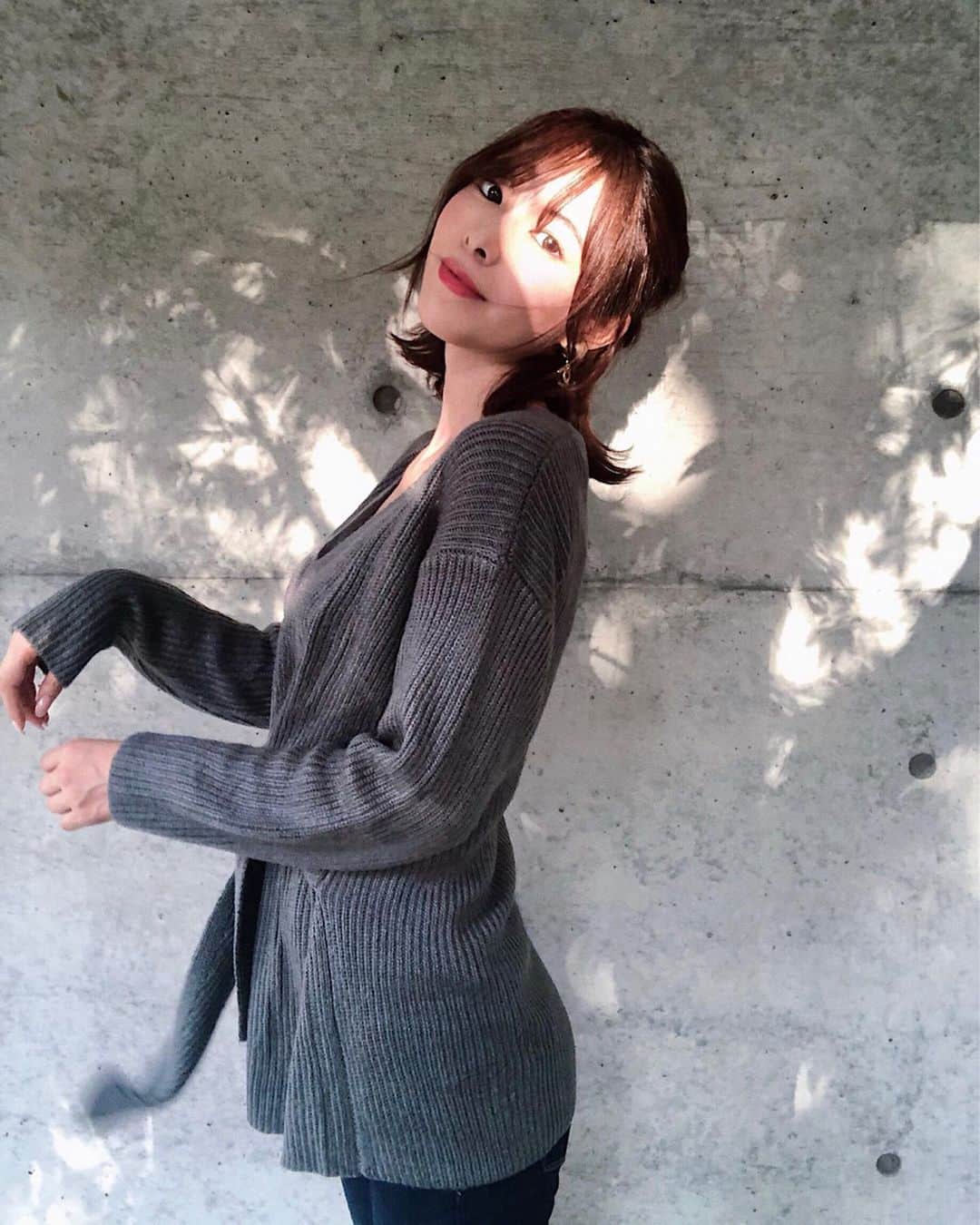 のインスタグラム：「. . 受注会で オーダーした  #フロントリボンニットトップス が 届いたのでさっそく着てみたよ♡ . . 前で ゆるっと結ぶリボンが かわいい😍 . 今季は こういうリボンデザインが 流行ってるよね☺︎ . . カラーも色々あったんだけど 私はおススメされたチャコールグレーにしました♪ ニットを着るにはまだ早いけど  はやく着たいなぁ ♡♡ . . . . . . . @urs_official #urs_styling#urs_official #ユアーズ #ニット #秋コーデ #ootd」