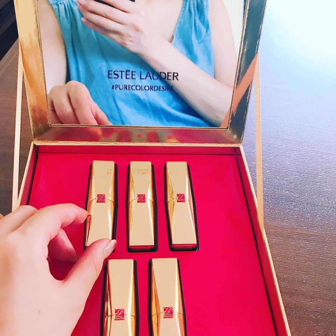 のインスタグラム：「さて  今日はどの色にしようかな💄 鏡付きのgift box 嬉しい❤︎ @esteelauderjapan ありがとうございます☺︎ #esteelauder #エスティーローダー #purecolordesire  #cosmetics #lipstick #makeup」