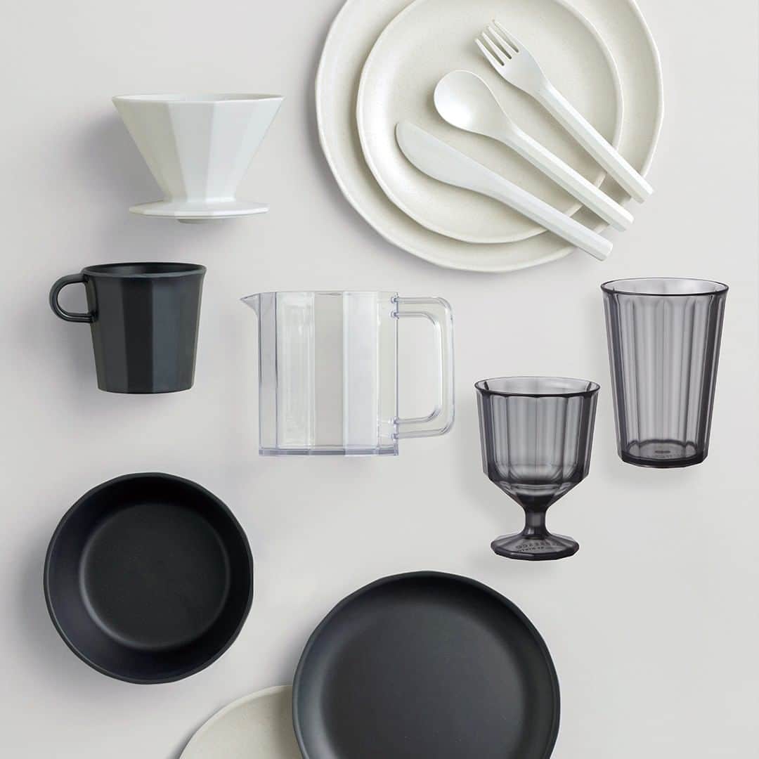 のインスタグラム：「[Collection: ALFRESCO]⁠ 外側は硬く無骨な印象でありながら、内側はなめらかでやわらかなフォルム。外側にエッジがあることでグリップが効きやすく、内側は曲線を描いていることで、口当たりがよく、カトラリーの運びがスムーズ。汚れがつきにくく、洗いやすいデザインです。⁠ （詳しくはLinkin.bioをクリック @kintojapan）⁠ ---⁠ Coexistence of rough and elegance, moderate weight and stacking, and refined quality.⁠ (see linkin.bio @kintojapan)⁠ .⁠ .⁠ .⁠ #kinto #キントー #alfresco #tableware #outdoor #campinggear #camping #monotone #simpledesign #キャンプ用品 #食器 #暮らしの道具 #暮らしを楽しむ #グランピング #モノトーン #メラミン食器 #シンプルな暮らし #丁寧な暮らし」