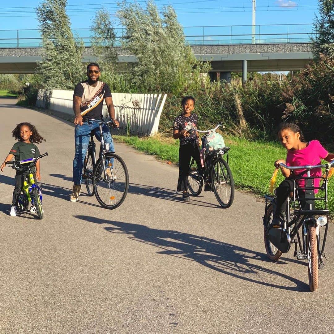 イェレマイン・レンスのインスタグラム：「Having fun with the kids 🚴🏾‍♂️」