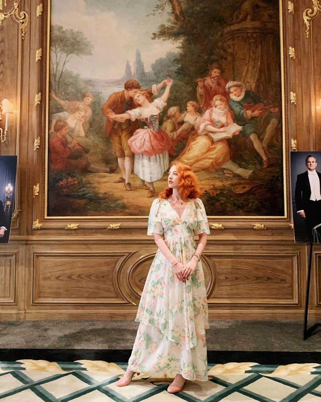 ベッキー・クルーエルのインスタグラム：「At Claridge’s we found this beautiful painting in the French Salon. The painting was uncovered when the room was last refurbished and it features a dancing French couple.」