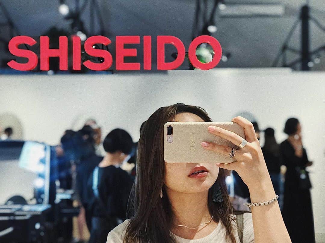 Yuuki mimuraさんのインスタグラム写真 - (Yuuki mimuraInstagram)「『TEST.SHISEIDO』 . #資生堂 ( @shiseido )の新しい#ファンデーション 、 《 #シンクロスキンセルフリフレッシングファンデーション 》を試せるイベントに招待していただきました𓅪𓆸 . 私が行った時間にちょうどヘアメイクアップアーティストの #小田切ヒロ さん( @hiro.odagiri )がファンデーションの デモンストレーションを行っていて、 参加させていただきました💓 新しいファンデーションはカラーが12色もあり、 どの色を選んでもなぜかその人の肌に馴染む、という ファンデーション✨ 小ジワや表情筋にフィットして たくさん笑ってもヨレないみたい！ 24時間お直しがいらないと謳っているだけあって 本当にフィット感がすごいです。 昨日いただいた試供品(220 Linen)を付けたんだけど ちょっと明るいかなぁと思ったけど 白浮きせずトーンアップしてよかった！ 本当にほとんどお直しせず 1日を終えようとしております笑👏✨ 小田切さんの細かい技や、 メイクの技術がない私たちにもできる テクニックなどを教えていただき為になる時間でした💕 その後会場に戻って、自分に合ったファンデーションを 選んでもらったよ🥰✨ 冬に使いたいなと思って その頃には日焼けも落ち着いてると思って ナチュラルに明るく見える、310のSilkにしました🧴 今使ってるファンデーションが終わり次第、 こちらに切り替えようかなと思ってるよ〜〜🥰💕 . イベントは今日と明日やってるみたいだよ☡✍︎ . . #SHISEIDO#beauty#cosme#cosmetics#shiseidoginzatokyo#TESTSHISEIDO#シンクロスキン#このファンデーションにあなたは何点つけますか#ビューティー#美容#メイク#オススメコスメ#コスメ#表参道#東京」9月7日 18時09分 - u0829u