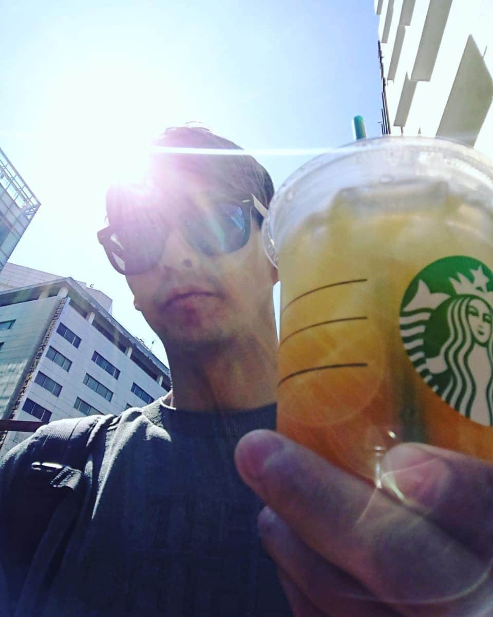 末野卓磨さんのインスタグラム写真 - (末野卓磨Instagram)「スタバのゆずシトラスティー、飲んだことない方は是非‼️ 初飲みで、最初結構甘い？と思ったけど、氷が溶けてきた後半はとてもスッキリさっぱり。  うまかったー＼(^o^)／ #スタバ」9月7日 18時18分 - takuma_sueno