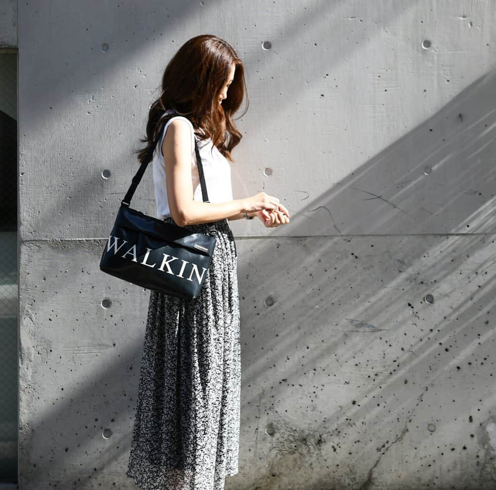 のインスタグラム：「2019.09.07 今日のコーデ！ . Tops:#hanes  skirt:#NOBLE bag:#frtg . この夏、大活躍してくれたHanesのノースリーブTシャツと NOBLEのスカート。 バッグはfreitagの#LOU をば。 . 涼しくなったと思ったらまた暑くなったけど、 空の青さは確実に秋に近づいていて なんだかしんみりしています(っ´ω`c) ..... #ootd #fashion #simple #ファッション #コーデ #フライターグ #frtg_today #monotone #白黒コーデ #baycrews」