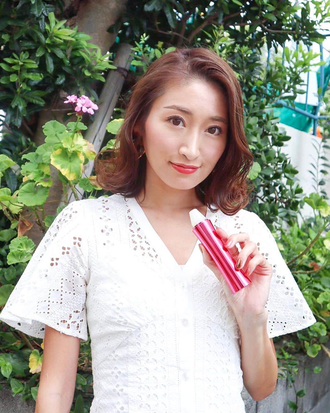 のインスタグラム：「「小顔革命」を使って、 スキマ時間に小顔ケアをしています♩ ㅤㅤㅤㅤㅤㅤㅤㅤㅤㅤㅤㅤㅤ 手に持っているのが「小顔革命」なんだけど、 1日3分吸って吹くだけなので、 めっちゃ簡単なの🍇 ㅤㅤㅤㅤㅤㅤㅤㅤㅤㅤㅤㅤㅤ  それに軽くて持ち運びに便利だし、むくみも取れやすいので、 撮影にも持っていくようにしています🌿 ㅤㅤㅤㅤㅤㅤㅤㅤㅤㅤㅤㅤㅤ 使い始めて1ヶ月くらい経つんだけど、 顔周りがすっきりしたのか、 痩せた？と聞かれる回数が増えたの🥺✨(体重は変わってないよ！) しかも法令線も薄くなった気がする！🥴 ㅤㅤㅤㅤㅤㅤㅤㅤㅤㅤㅤㅤㅤ 口角も上がる効果や美肌効果も期待できるみたいなので、 毎日使い続けようっと🤫 ㅤㅤㅤㅤㅤㅤㅤㅤㅤㅤㅤㅤㅤ  #小顔革命 #小顔 #美顔 #小顔矯正 #小顔になりたい #小顔マッサージ #エクササイズ #たるみ #シワ #美顔器」