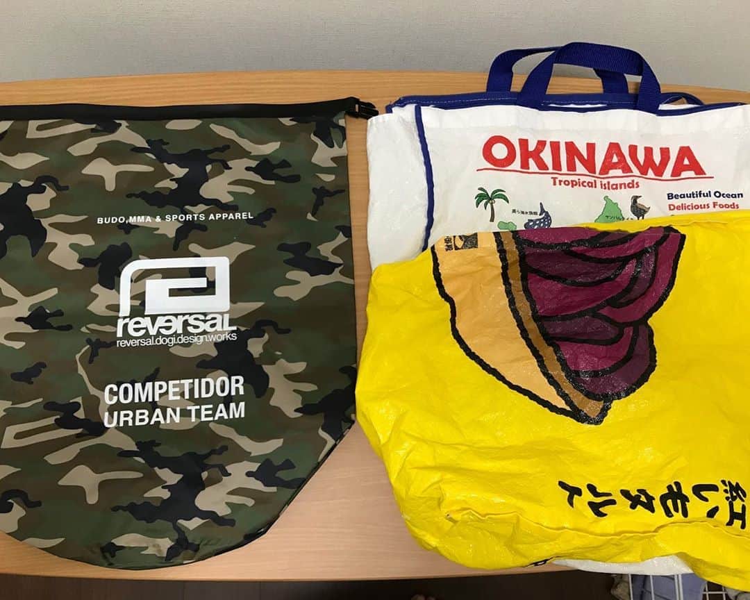 所英男さんのインスタグラム写真 - (所英男Instagram)「@rvddw_tokyo リバーサルから、練習で使った服やタオルを入れる洗濯物入れが出ました！沖縄のお土産袋（右）気に入ってましたが、明日からはリバーサル製に！いつもありがとうございます！ #リバーサル」9月7日 18時33分 - tokorohideo