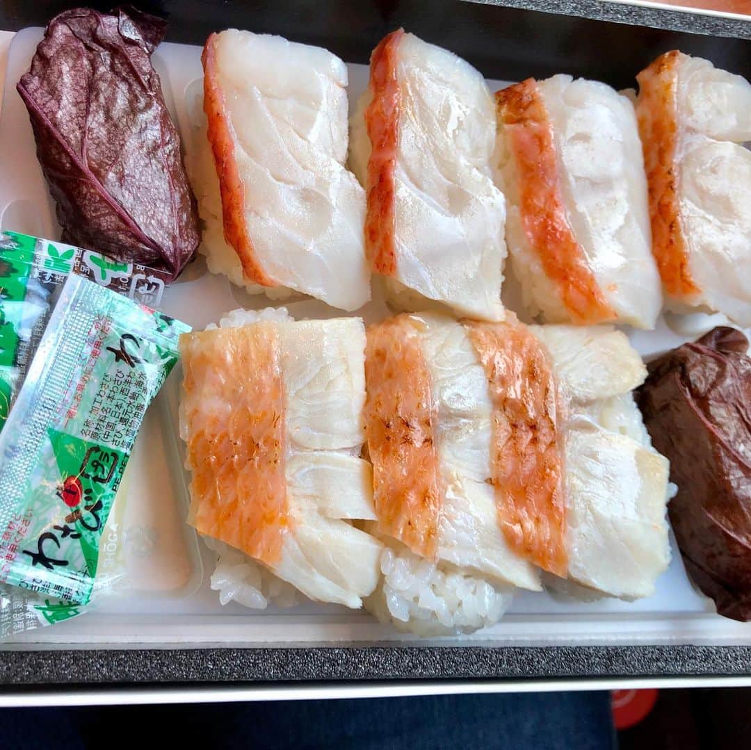 のインスタグラム：「金目鯛炙り寿司✨ がっちゃんまさかのチョイスでしたが、美味しいと言って食べてました😊💕 #金目鯛炙り寿司 #駅弁 #弁当 #bento #がっちゃん #がっちゃんねる」