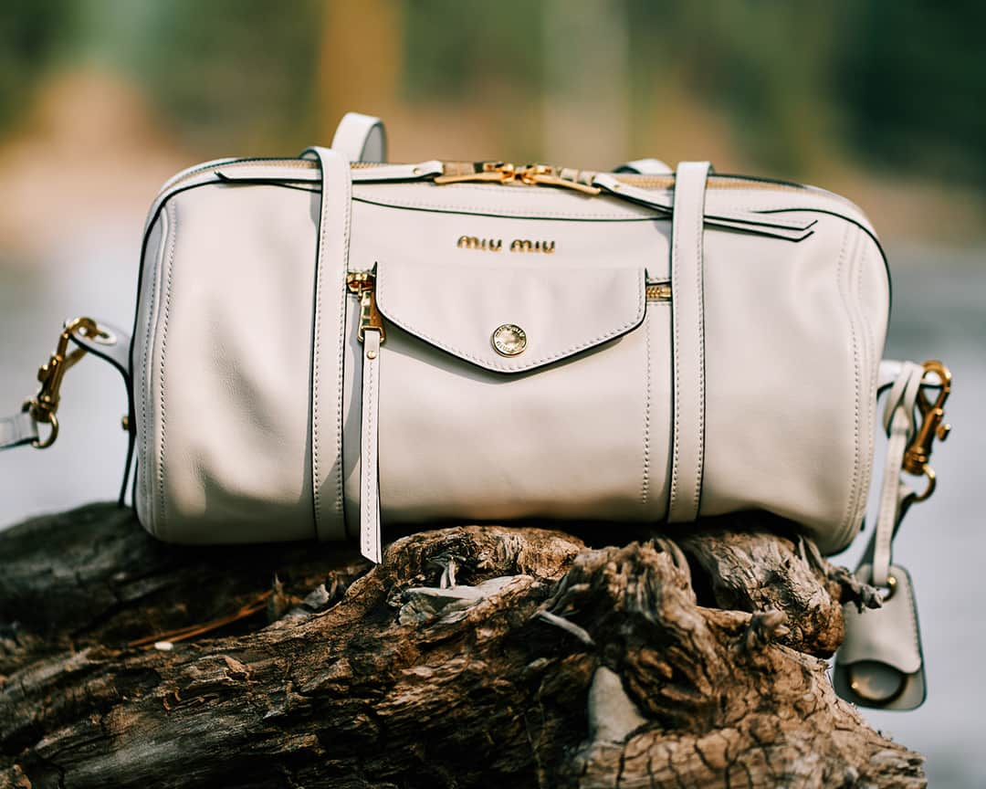 Miu Miuさんのインスタグラム写真 - (Miu MiuInstagram)「Grace Lux top-handle bag captured at the Paws Up ranch in Montana by @Steve__Mackey.  #MiuMiuFW19 #MiuMiuBTS」9月7日 18時39分 - miumiu