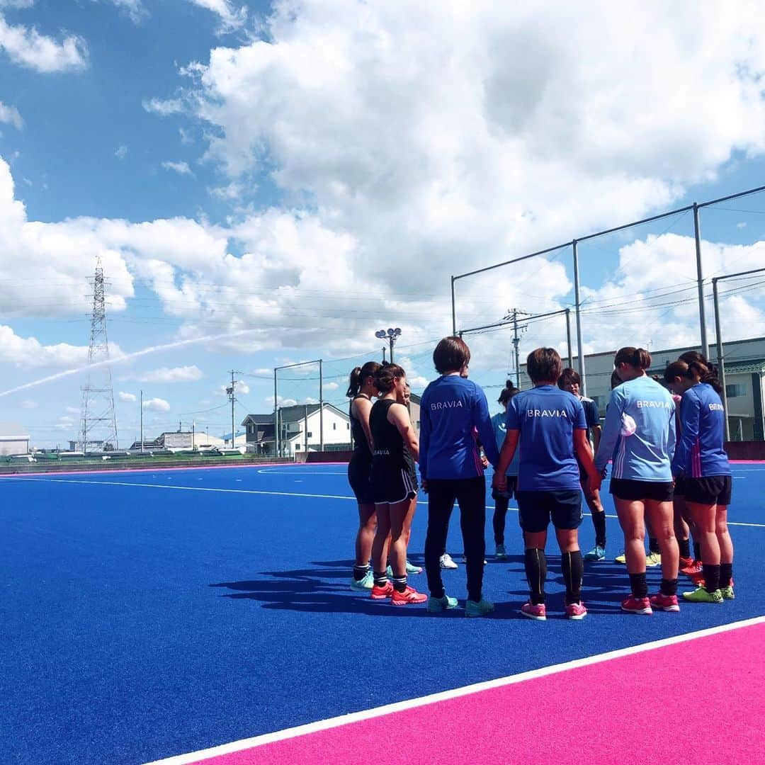 内藤夏紀のインスタグラム：「みんなに会えてhappyでした💗💙💗💙 "Without haste, but without rest." 💪🔥 #sonyhcbravialadies #hockey #loveteam #fieldhockeylife #tokyo2020」