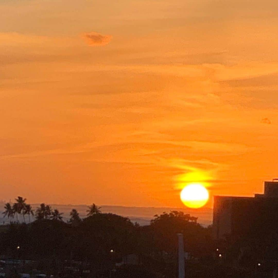 薬丸裕英さんのインスタグラム写真 - (薬丸裕英Instagram)「Hawaii Sunset！  #hawaii  #hawaiisunset  #ハワイ夕日  #ダイヤモンドヘッド  #ハワイ今日の空」9月7日 18時44分 - hirohide.yakumaru