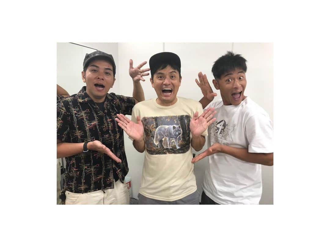 永井佑一郎さんのインスタグラム写真 - (永井佑一郎Instagram)「シューレスジョーコント収録ライブ 『備忘録』を見に行かせて貰いました！  たまたま見に来てた伊藤ちゃんとも📷  シューレスジョーは、ピン芸人で お芝居のようなコント職人。  ずっと一緒にやって来てる後輩。  年上の後輩です。  年を重ねる事に見てられなくなる様な 芸風もあると思いますが  シューレスは、年を重ねる事に 完成に近づいて行くタイプだと 思います。  年々、シューレスが濃くなってる感じ。  凄くモノトーンな感じ。  これは羨ましい！！😄 でも個人的には  お笑い5 お芝居5 を  お笑い2 お芝居8 位になったら  何年後かに  お笑い10 お芝居0 のシューレスが  見れるような。見えないような🤣  今日もお刺激頂きました。  おつかれした！！ #シューレスジョー」9月7日 18時50分 - yuichirou_nagai