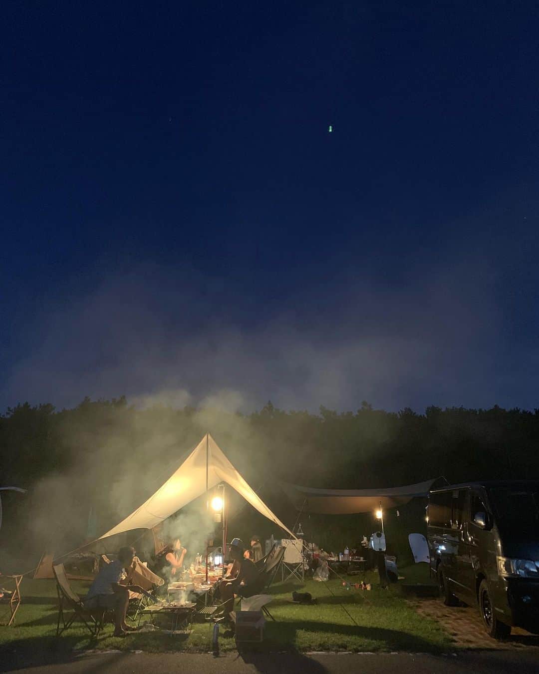 上村知世さんのインスタグラム写真 - (上村知世Instagram)「この夏最後のキャンプかな！ 夕日も夜空も最高⭐️ #family #camp #ファミキャン」9月7日 18時53分 - tomose0207