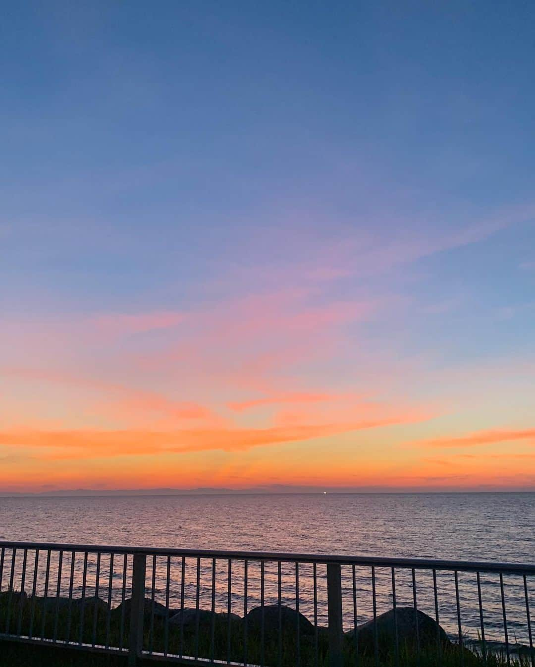 上村知世さんのインスタグラム写真 - (上村知世Instagram)「この夏最後のキャンプかな！ 夕日も夜空も最高⭐️ #family #camp #ファミキャン」9月7日 18時53分 - tomose0207