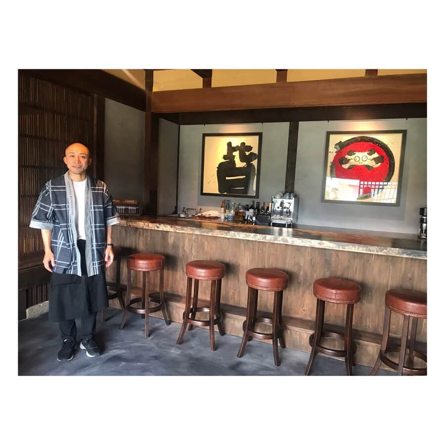 浜崎美保さんのインスタグラム写真 - (浜崎美保Instagram)「和歌山の串本でステキな場所に出会いました✨ ・ ・ 古民家を改装したお宿『NIPPONIA』🇯🇵 ・ ・ こちらは宿泊するお客様がお食事をする場所🍽一般の方のお食事のみも受け付けているそう😌 ・ ・ とっっってもおしゃれ✨ 歴史を感じながらゆったりと贅沢な時間が流れる場所。移住者でもあるスタッフさんにお話しを伺うこともできました😊 ・ ・ ・ ここでお食事したいよー🤤💗 ・ ・ ・ 和歌山 #わかやま和み暮らし #なんて素敵な和歌山なんでしょう #スカロケ  #スカロケ的和歌山旅 #スカロケ移住推進部 ・ #NIPPONIA #古民家 #稲村亭 #串本 #歴史 #絶景 #旅 #wakayama #trip #travel」9月7日 19時03分 - mihohamasaki_japan