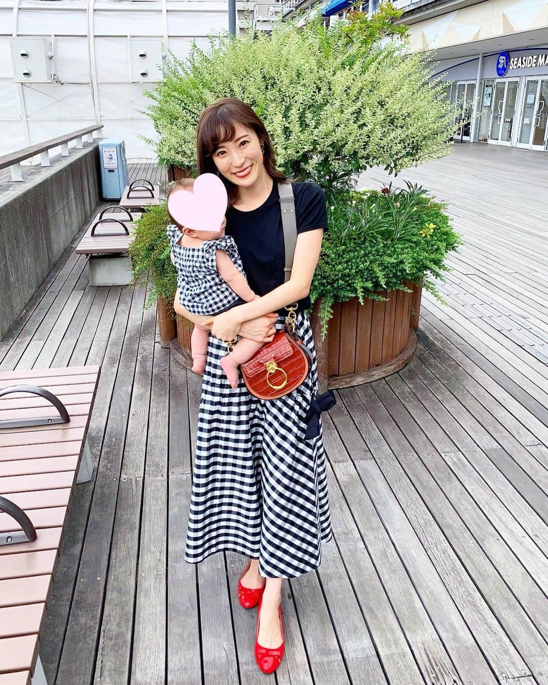 小林真由さんのインスタグラム写真 - (小林真由Instagram)「⋆﻿ ⋆﻿ リンクチェック🍒﻿ tops: #ronherman ﻿ skirt: #lecielblue ﻿ shoes: #miumiu﻿ bag: #chloe﻿ リボンを緩めれば﻿ ラインが変わるスカート 一目惚れでした💚﻿ ﻿ 溜まった家のことをやるゾな休日。﻿ でも半分もできずに夜..😂🌜笑﻿ ﻿ #ロンハーマン #ルシェルブルー #クロエ #ミウミウ ファッション #コーデ #ママコーデ #ママライフ #コーディネート #休日 #リンクコーデ #チェック #女の子ベビー #ベビー #生後9ヶ月 #coordinate #fashion」9月7日 18時56分 - mayukobayashii