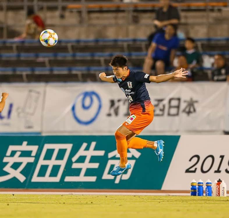 茂木力也のインスタグラム：「しも君誕生日おめでとう 皆さん明日のダービーでの活躍楽しみにしててください！この男やります。 僕も愛媛FCの為に頑張ります！ 明日はみんなの力で勝ちましょう！ #下川陽太 #誕生日おめでとう #四国ダービー #明日 #ニンスタ #愛媛fc #徳島ヴォルティス #茂木力也」