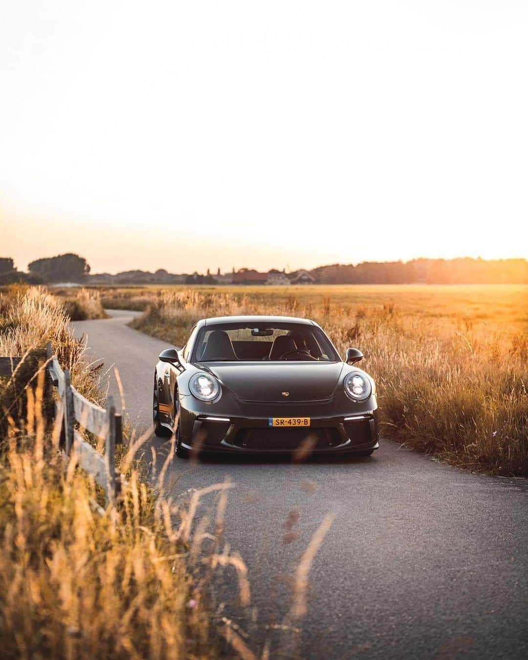 Porscheさんのインスタグラム写真 - (PorscheInstagram)「The weekend getaway we all deserve. Tag a friend you’d like to take with you. #PorscheMoment #911 #GT3 (📸: @nielskeekstra) _ Combined fuel consumption in accordance with EU 6: 911 GT3 with Touring Package: 13,3 l/100 km; CO2 emissions: 302 g/km」9月7日 19時00分 - porsche