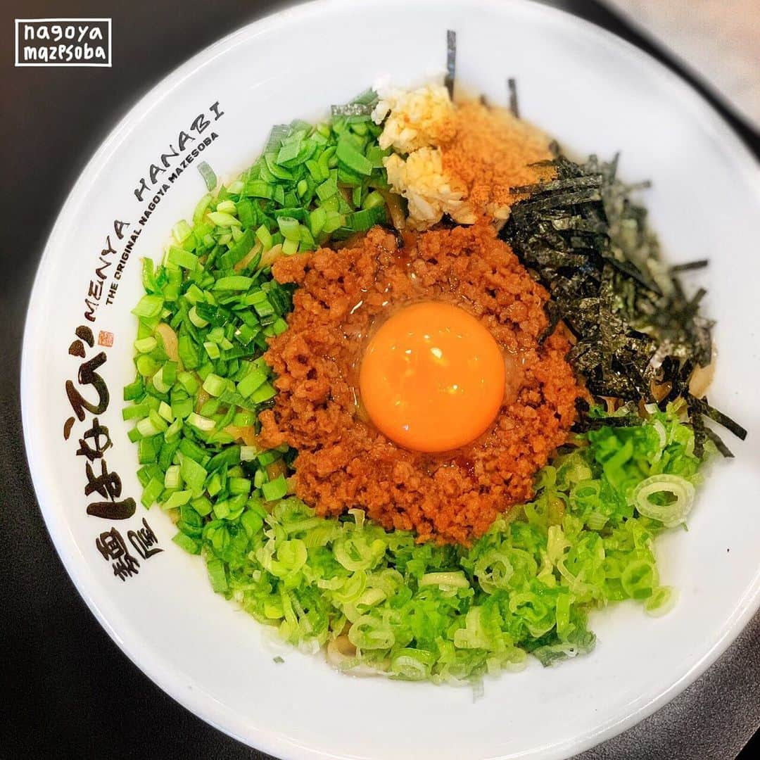 4foodie, for foodieさんのインスタグラム写真 - (4foodie, for foodieInstagram)「📍Arcadia, California  Menya Hanabi / 以下餐店及價位 THE ORIGINAL Nagoya Mazesoba / USD$11.99 美味程度(taste)：🌕🌕🌕🌕🌑 Chashu Nagoya Mazesoba / USD$13.99 美味程度(taste)：🌕🌕🌕🌕🌑 整體overall  環境衛生(ambience)：🌕🌕🌕🌕🌑 服務態度(service)：🌕🌕🌕🌕🌗 再訪意願(revisit)：🌕🌕🌕🌕🌑 🗺733 W Naomi Ave Unit K, Arcadia, CA 91007 ⏰11:30-14:45 / 17:30-20:45 (closes on Tuesday) 💡補充💡新開的台式/日式乾麵！餐廳還沒開門我們就先到，本來想說早一點去排隊，結果已經有10組客人在等😱我朋友說正常都要排1個小時以上🤔點了一碗正常的還有一碗加叉燒的，每一碗比我想像中的還要大！裡面有肉燥、海苔、青蔥、韭菜、跟一顆生蛋黃(也可以選水波蛋)，麵條已經調過味，口味偏重，吃的時候記得把生蛋黃拌入20秒！條口感彈牙滑順，加入生醋會帶出不一樣的甜味，吃起來也比較不膩口，整體味道佳👍🏻可惜叉燒乾柴。最後還可以免費續一碗白飯，因為肉燥給的挺多的，他們怕你先把麵吃完了😂個人覺得好吃，但我應該不會再為他排一個多小時🤔 New Taiwanese/Japanese style soupless ramen in Arcadia! We were there 10 minutes before its open hours but there were already ten parties ahead of us lol. I got the original nagoya mazesoba which comes with noodles, minced pork, green onions, chives, seaweed, and an egg yolk (or poached egg). Once mixed together, the entire bowl was coated with a strong creamy flavor. If you want a more refreshing taste, add some vinegar and mix it well! Ask for a free bowl of rice and mix it with your leftover toppings and sauce! Overall was great but the chashu slices were pretty dry :( #4foodie #4foodieincalifornia #4foodieinLA #4foodie洛杉磯 #4foodie美國 #MenyaHanabi #dryramen #souplessramen #乾麵 #台式乾麵 #日式乾麵 #美國美食 #lafoodie #LAfoods #4foodieforfoodie ©️版權所有，不得轉載copyrights reserved」9月7日 19時02分 - 4foodie