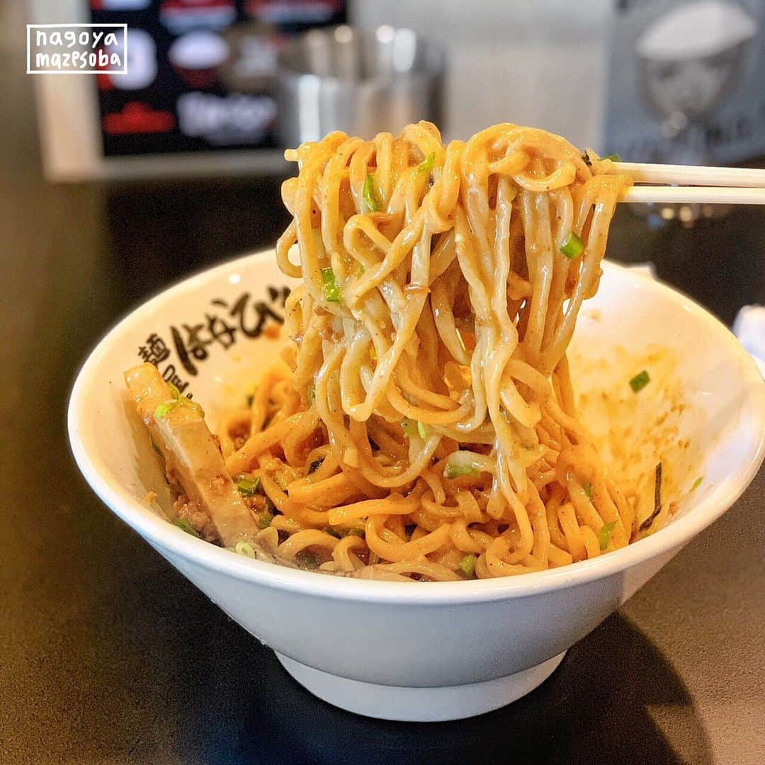 4foodie, for foodieさんのインスタグラム写真 - (4foodie, for foodieInstagram)「📍Arcadia, California  Menya Hanabi / 以下餐店及價位 THE ORIGINAL Nagoya Mazesoba / USD$11.99 美味程度(taste)：🌕🌕🌕🌕🌑 Chashu Nagoya Mazesoba / USD$13.99 美味程度(taste)：🌕🌕🌕🌕🌑 整體overall  環境衛生(ambience)：🌕🌕🌕🌕🌑 服務態度(service)：🌕🌕🌕🌕🌗 再訪意願(revisit)：🌕🌕🌕🌕🌑 🗺733 W Naomi Ave Unit K, Arcadia, CA 91007 ⏰11:30-14:45 / 17:30-20:45 (closes on Tuesday) 💡補充💡新開的台式/日式乾麵！餐廳還沒開門我們就先到，本來想說早一點去排隊，結果已經有10組客人在等😱我朋友說正常都要排1個小時以上🤔點了一碗正常的還有一碗加叉燒的，每一碗比我想像中的還要大！裡面有肉燥、海苔、青蔥、韭菜、跟一顆生蛋黃(也可以選水波蛋)，麵條已經調過味，口味偏重，吃的時候記得把生蛋黃拌入20秒！條口感彈牙滑順，加入生醋會帶出不一樣的甜味，吃起來也比較不膩口，整體味道佳👍🏻可惜叉燒乾柴。最後還可以免費續一碗白飯，因為肉燥給的挺多的，他們怕你先把麵吃完了😂個人覺得好吃，但我應該不會再為他排一個多小時🤔 New Taiwanese/Japanese style soupless ramen in Arcadia! We were there 10 minutes before its open hours but there were already ten parties ahead of us lol. I got the original nagoya mazesoba which comes with noodles, minced pork, green onions, chives, seaweed, and an egg yolk (or poached egg). Once mixed together, the entire bowl was coated with a strong creamy flavor. If you want a more refreshing taste, add some vinegar and mix it well! Ask for a free bowl of rice and mix it with your leftover toppings and sauce! Overall was great but the chashu slices were pretty dry :( #4foodie #4foodieincalifornia #4foodieinLA #4foodie洛杉磯 #4foodie美國 #MenyaHanabi #dryramen #souplessramen #乾麵 #台式乾麵 #日式乾麵 #美國美食 #lafoodie #LAfoods #4foodieforfoodie ©️版權所有，不得轉載copyrights reserved」9月7日 19時02分 - 4foodie