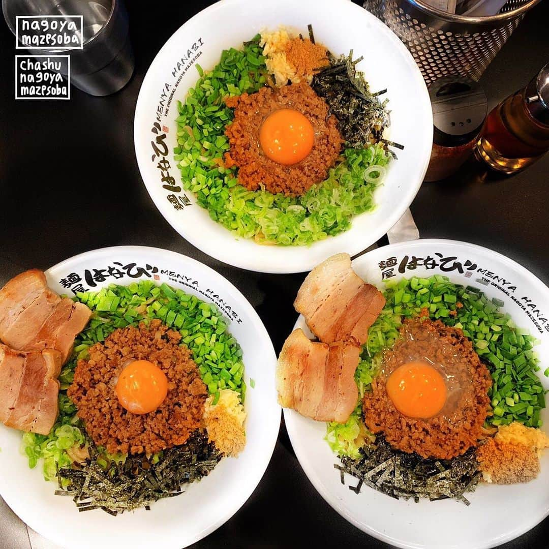 4foodie, for foodieさんのインスタグラム写真 - (4foodie, for foodieInstagram)「📍Arcadia, California  Menya Hanabi / 以下餐店及價位 THE ORIGINAL Nagoya Mazesoba / USD$11.99 美味程度(taste)：🌕🌕🌕🌕🌑 Chashu Nagoya Mazesoba / USD$13.99 美味程度(taste)：🌕🌕🌕🌕🌑 整體overall  環境衛生(ambience)：🌕🌕🌕🌕🌑 服務態度(service)：🌕🌕🌕🌕🌗 再訪意願(revisit)：🌕🌕🌕🌕🌑 🗺733 W Naomi Ave Unit K, Arcadia, CA 91007 ⏰11:30-14:45 / 17:30-20:45 (closes on Tuesday) 💡補充💡新開的台式/日式乾麵！餐廳還沒開門我們就先到，本來想說早一點去排隊，結果已經有10組客人在等😱我朋友說正常都要排1個小時以上🤔點了一碗正常的還有一碗加叉燒的，每一碗比我想像中的還要大！裡面有肉燥、海苔、青蔥、韭菜、跟一顆生蛋黃(也可以選水波蛋)，麵條已經調過味，口味偏重，吃的時候記得把生蛋黃拌入20秒！條口感彈牙滑順，加入生醋會帶出不一樣的甜味，吃起來也比較不膩口，整體味道佳👍🏻可惜叉燒乾柴。最後還可以免費續一碗白飯，因為肉燥給的挺多的，他們怕你先把麵吃完了😂個人覺得好吃，但我應該不會再為他排一個多小時🤔 New Taiwanese/Japanese style soupless ramen in Arcadia! We were there 10 minutes before its open hours but there were already ten parties ahead of us lol. I got the original nagoya mazesoba which comes with noodles, minced pork, green onions, chives, seaweed, and an egg yolk (or poached egg). Once mixed together, the entire bowl was coated with a strong creamy flavor. If you want a more refreshing taste, add some vinegar and mix it well! Ask for a free bowl of rice and mix it with your leftover toppings and sauce! Overall was great but the chashu slices were pretty dry :( #4foodie #4foodieincalifornia #4foodieinLA #4foodie洛杉磯 #4foodie美國 #MenyaHanabi #dryramen #souplessramen #乾麵 #台式乾麵 #日式乾麵 #美國美食 #lafoodie #LAfoods #4foodieforfoodie ©️版權所有，不得轉載copyrights reserved」9月7日 19時02分 - 4foodie