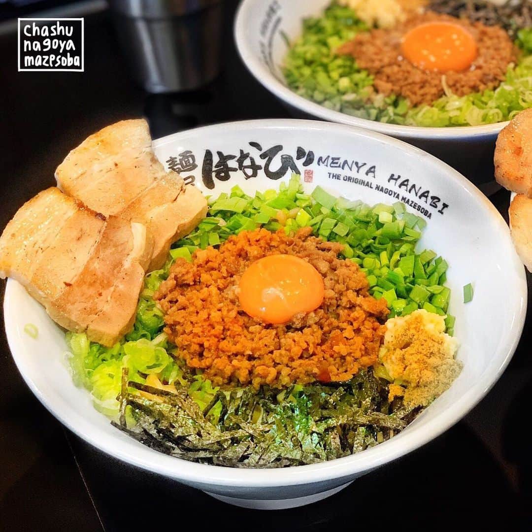 4foodie, for foodieさんのインスタグラム写真 - (4foodie, for foodieInstagram)「📍Arcadia, California  Menya Hanabi / 以下餐店及價位 THE ORIGINAL Nagoya Mazesoba / USD$11.99 美味程度(taste)：🌕🌕🌕🌕🌑 Chashu Nagoya Mazesoba / USD$13.99 美味程度(taste)：🌕🌕🌕🌕🌑 整體overall  環境衛生(ambience)：🌕🌕🌕🌕🌑 服務態度(service)：🌕🌕🌕🌕🌗 再訪意願(revisit)：🌕🌕🌕🌕🌑 🗺733 W Naomi Ave Unit K, Arcadia, CA 91007 ⏰11:30-14:45 / 17:30-20:45 (closes on Tuesday) 💡補充💡新開的台式/日式乾麵！餐廳還沒開門我們就先到，本來想說早一點去排隊，結果已經有10組客人在等😱我朋友說正常都要排1個小時以上🤔點了一碗正常的還有一碗加叉燒的，每一碗比我想像中的還要大！裡面有肉燥、海苔、青蔥、韭菜、跟一顆生蛋黃(也可以選水波蛋)，麵條已經調過味，口味偏重，吃的時候記得把生蛋黃拌入20秒！條口感彈牙滑順，加入生醋會帶出不一樣的甜味，吃起來也比較不膩口，整體味道佳👍🏻可惜叉燒乾柴。最後還可以免費續一碗白飯，因為肉燥給的挺多的，他們怕你先把麵吃完了😂個人覺得好吃，但我應該不會再為他排一個多小時🤔 New Taiwanese/Japanese style soupless ramen in Arcadia! We were there 10 minutes before its open hours but there were already ten parties ahead of us lol. I got the original nagoya mazesoba which comes with noodles, minced pork, green onions, chives, seaweed, and an egg yolk (or poached egg). Once mixed together, the entire bowl was coated with a strong creamy flavor. If you want a more refreshing taste, add some vinegar and mix it well! Ask for a free bowl of rice and mix it with your leftover toppings and sauce! Overall was great but the chashu slices were pretty dry :( #4foodie #4foodieincalifornia #4foodieinLA #4foodie洛杉磯 #4foodie美國 #MenyaHanabi #dryramen #souplessramen #乾麵 #台式乾麵 #日式乾麵 #美國美食 #lafoodie #LAfoods #4foodieforfoodie ©️版權所有，不得轉載copyrights reserved」9月7日 19時02分 - 4foodie