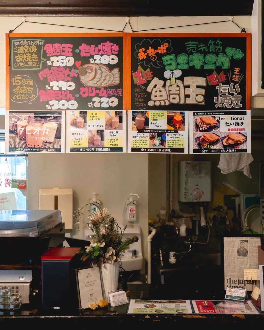 東急電鉄さんのインスタグラム写真 - (東急電鉄Instagram)「. café da Capo is a Taiyaki café known for it's easy-to-spot signboard, decorated with CD, LP records, imported magazines, and of course, taiyaki. This famous shop is just a 6 min walk from Gotanda Station.  Besides the standard azuki bean filling, you can pick from bacon, eggs, or even try the tai udon, a special item made in collaboration with famous Curry No Mise Udon shop in Gotanda. There’s a secret flavor waiting inside the tail-end, but you’ll have to try it to find out.  There's plenty to enjoy besides Taiyaki, like bubble tea, a drink that's perfect for the hot season. This spot has received a lot of media buzz in the past and is definitely worth the visit. (Tokyu Ikegami Line, Gotanda Station.) . 五反田駅から徒歩6分のところにある有名店「たい焼きcafeダ・カーポ」 メニューは小豆に加え、ベーコンと卵が入った鯛玉、五反田のカレー屋さん「カレーのうどん」とコラボして作ったという鯛うどんなどユニークです。しっぽに隠し味が用意してあります。それが何かは食べてみてのお楽しみ。その他、タピオカや暑い季節にぴったりのドリンクもあり、たい焼き以外も楽しむことができます。メディアの取材も多い有名店のお味をぜひ一度お楽しみください。 （東急池上線　五反田駅） . #ダカーポ #たい焼き #鯛焼き #taiyaki #japan🇯🇵 #nippon #tokyo #gotanda #五反田 #東京 #日本 #food #cafe #japanesecuisine #japanesefood #redbean #japanfocus #japantravel #japantrip #instagramjapan #japanesestyle #japaneseculture #japanstyle #lovejapan #instajapan #visitjapanjp #visitjapan #explore #instatravel」9月7日 19時07分 - tokyu_railways