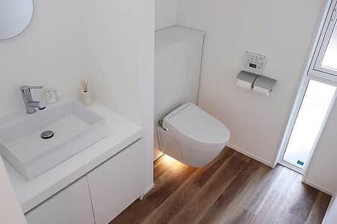 ムクリ［mukuri］さんのインスタグラム写真 - (ムクリ［mukuri］Instagram)「先々のことも考えた間取りと使いやすさを追求したトイレ〜暮らしに余白のある家づくり（nico_hoomさん）〜﻿ ﻿ nicoさんのお家の中でも特に印象的な場所の一つ、フロートタイプのトイレ。﻿ ﻿ 宙に浮いたデザインは見た目のオシャレさはもちろん、お手入れのしやすさも抜群なことや、一見タンクレスに見えても実は収納部分にタンクやレバーが隠れていて災害などのもしものときに安心して使えるなど、このトイレを選んだワケがありました。﻿ ﻿ こども達と過ごす今と巣立った後の未来の事も考え、１階からも２階からもアクセスしやすい位置にトイレを配置するなど、﻿ ﻿ この先ずっと住む家だからこそよく使うモノの場所選びや、お客様にも配慮した心地よい空間作りなど、nicoさんの家づくりの工夫が満載です。ぜひご覧下さいね♪﻿ ﻿ @nico_hoom さん﻿ ありがとうございました！﻿ （編集：megu）﻿ ﻿ ﻿ ▶記事詳細はプロフィールのURLよりご覧ください﻿ プロフィールはこちらから﻿ ＠mukuri_official ・﻿ ﻿ ———————————————————————﻿ ※dailyに関するお知らせ﻿ 現在ご注文を多数いただいており、発送まで3~4営業日ほど頂戴しております。お待たせして申し訳ございませんが、ご理解いただけますと幸いです。﻿ ———————————————————————﻿ ﻿ ﻿ ﻿ #トイレ #洗面所 #サニタリー #TOTO #収納 #無印良品 #マイホーム#マイホーム計画 #マイホーム記録 #家づくり #おうち #新築 #新築一戸建て #注文住宅 #インテリア #interior #myhome #ナチュラルインテリア #北欧インテリア #シンプルインテリア #マンションインテリア #賃貸インテリア #整理収納 #シンプルな暮らし #暮らし #すっきり暮らす #シンプルライフ  #くらしの編集 #暮らしを楽しむ #ムクリ」9月7日 19時07分 - mukuri_official