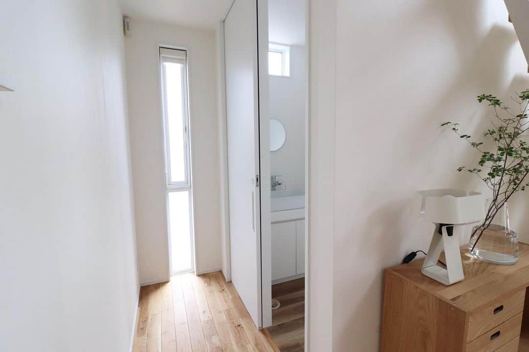 ムクリ［mukuri］さんのインスタグラム写真 - (ムクリ［mukuri］Instagram)「先々のことも考えた間取りと使いやすさを追求したトイレ〜暮らしに余白のある家づくり（nico_hoomさん）〜﻿ ﻿ nicoさんのお家の中でも特に印象的な場所の一つ、フロートタイプのトイレ。﻿ ﻿ 宙に浮いたデザインは見た目のオシャレさはもちろん、お手入れのしやすさも抜群なことや、一見タンクレスに見えても実は収納部分にタンクやレバーが隠れていて災害などのもしものときに安心して使えるなど、このトイレを選んだワケがありました。﻿ ﻿ こども達と過ごす今と巣立った後の未来の事も考え、１階からも２階からもアクセスしやすい位置にトイレを配置するなど、﻿ ﻿ この先ずっと住む家だからこそよく使うモノの場所選びや、お客様にも配慮した心地よい空間作りなど、nicoさんの家づくりの工夫が満載です。ぜひご覧下さいね♪﻿ ﻿ @nico_hoom さん﻿ ありがとうございました！﻿ （編集：megu）﻿ ﻿ ﻿ ▶記事詳細はプロフィールのURLよりご覧ください﻿ プロフィールはこちらから﻿ ＠mukuri_official ・﻿ ﻿ ———————————————————————﻿ ※dailyに関するお知らせ﻿ 現在ご注文を多数いただいており、発送まで3~4営業日ほど頂戴しております。お待たせして申し訳ございませんが、ご理解いただけますと幸いです。﻿ ———————————————————————﻿ ﻿ ﻿ ﻿ #トイレ #洗面所 #サニタリー #TOTO #収納 #無印良品 #マイホーム#マイホーム計画 #マイホーム記録 #家づくり #おうち #新築 #新築一戸建て #注文住宅 #インテリア #interior #myhome #ナチュラルインテリア #北欧インテリア #シンプルインテリア #マンションインテリア #賃貸インテリア #整理収納 #シンプルな暮らし #暮らし #すっきり暮らす #シンプルライフ  #くらしの編集 #暮らしを楽しむ #ムクリ」9月7日 19時07分 - mukuri_official