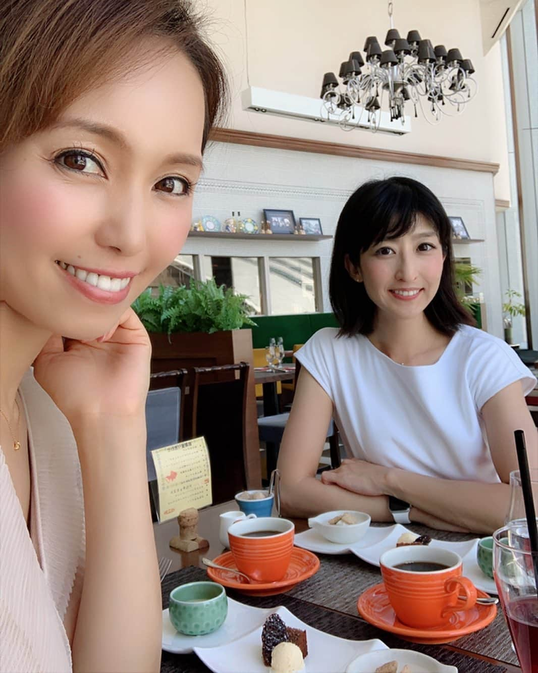 澤野井香里さんのインスタグラム写真 - (澤野井香里Instagram)「関西出張で大阪に来てた香織ちゃんとランチ🍴✨﻿ @kaorintsuchiya ﻿ @sarepepedoue ﻿ ﻿ 久々に会えて、貴重な関西時間に一緒に過ごしてくれるだけでもすごく嬉しい♡﻿ ﻿ 2人の女の子ママで高校生のお姉ちゃんは自分の分は洗濯もお弁当作り🍱もしてくれるからとってもラクチンだそうで、その子育て見習いたい😂👏﻿ ﻿ 何もしないのが一番✨らしいけど、きっと頑張ってるママの姿を横で見てるからお姉ちゃんもしっかりするんだろうな＾＾﻿ ﻿ このお席から大阪駅のホーム🚃がバッチリ見える所だったから、今度Sくんも連れてきてあげよ♪😜﻿ ﻿ #ks_19✨  #ks_osaka✨#サーレドゥぺぺ #ハービスエント #大阪グルメ #関西グルメ #大阪ランチ #大阪イタリアン #大阪 #梅田 #西梅田」9月7日 19時09分 - kaori_sawanoi