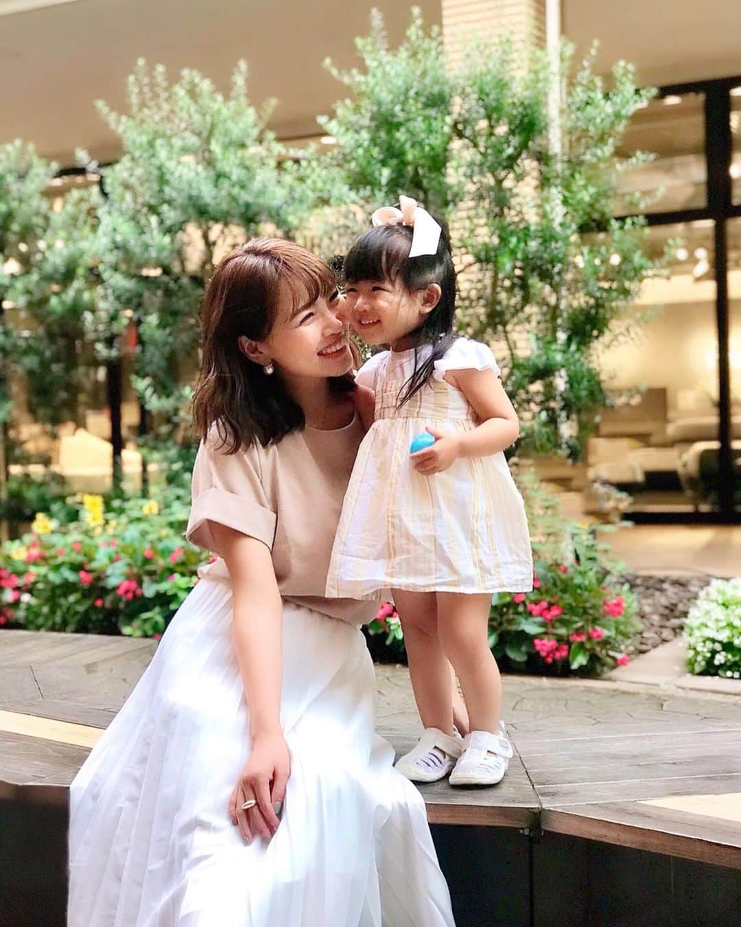 のインスタグラム：「#親子リンクコーデ ． ． 家族で秋服を買いに…❤️ 私はあんまりいいのに出会えなくて、、 結局ネットだな〜😂💦 パパはたくさん買えて満足そうだった😊✨羨ましい〜❣️ ． たまには遠出するのも楽しいねっ❤️ ． 洋服タグ付けします😊🙌 ． #親子コーデ#プチプラコーデ#ママコーデ#ママファッション#プチプラファッション#女の子コーデ#親子ファッション#お洒落さんと繋がりたい#ママトコ#親子リンク#ママと娘#comonaリンクコーデ#ママライフカメラ#mamagirl#キッズコーデ#キッズファッション#branshes#dholic#uniqlo#uniqloコーデ#ユニジョ#ユニクロ #yesuniqlo」