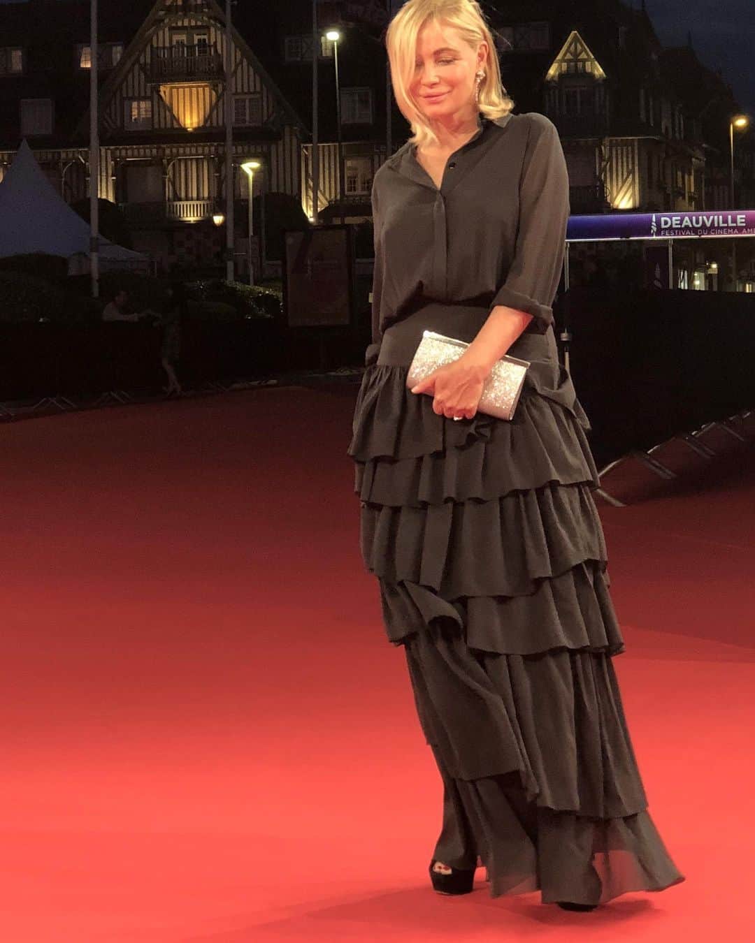 エマニュエル・ベアールのインスタグラム：「#festivaldedeauville 😀 👗 #oudparis  #louboutin  @louboutinworld 💛#chanel #hairby @gilles_alexandre_de_paris_stud 🙏🏻 #makeup @medhierguiba merci à @valerieboukobza #emmanuellebeart」