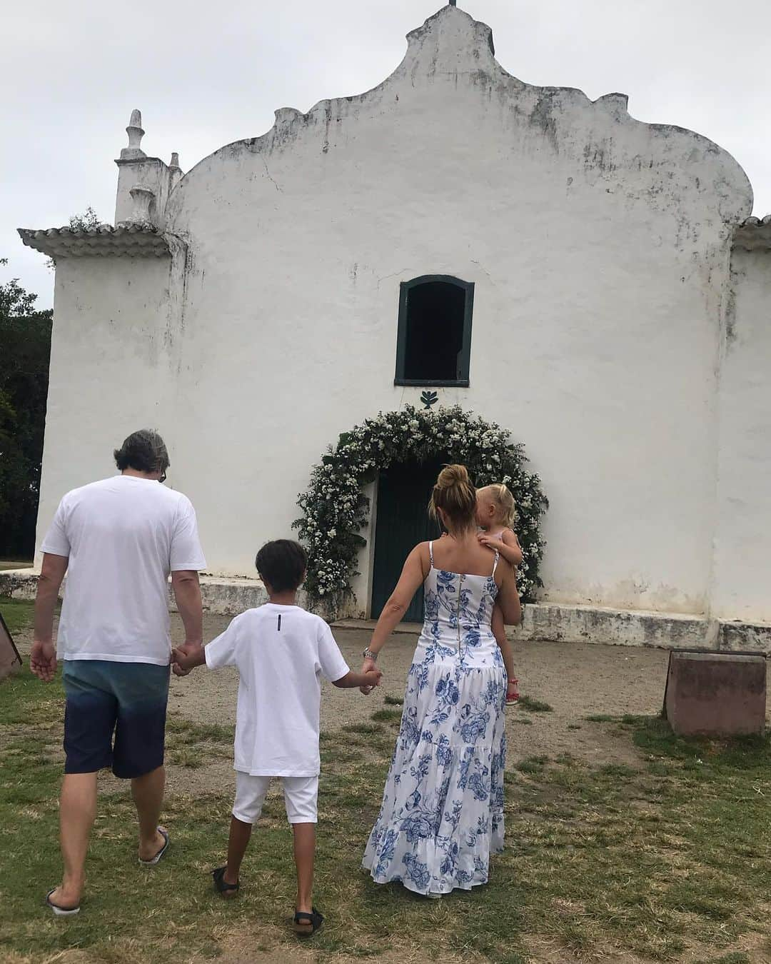 Eliana Michaelichin Bezerraさんのインスタグラム写真 - (Eliana Michaelichin BezerraInstagram)「Só motivos para agradecer... #bahia #trancoso #mariapassanafrente #thankgod #familia #maededois」9月8日 4時57分 - eliana