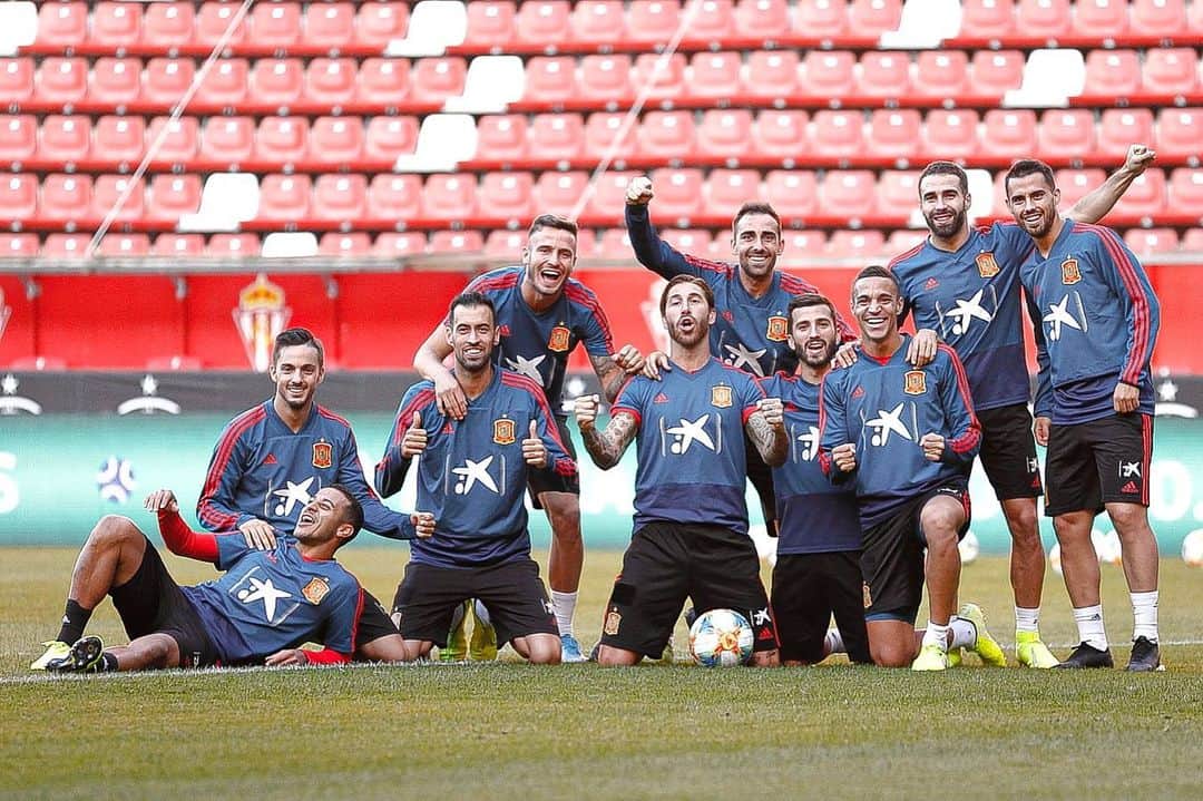 ヘスス・フェルナンデス・サエスのインスタグラム：「Último entreno y último partido mañana aquí en Gijón!! A por los 3 puntos.. @sefutbol 🇪🇸 . Todos juntos💪🏻. ⠀⠀⠀⠀⠀⠀⠀⠀⠀ #spainnationalteam #unidosporunreto #suso8 .」