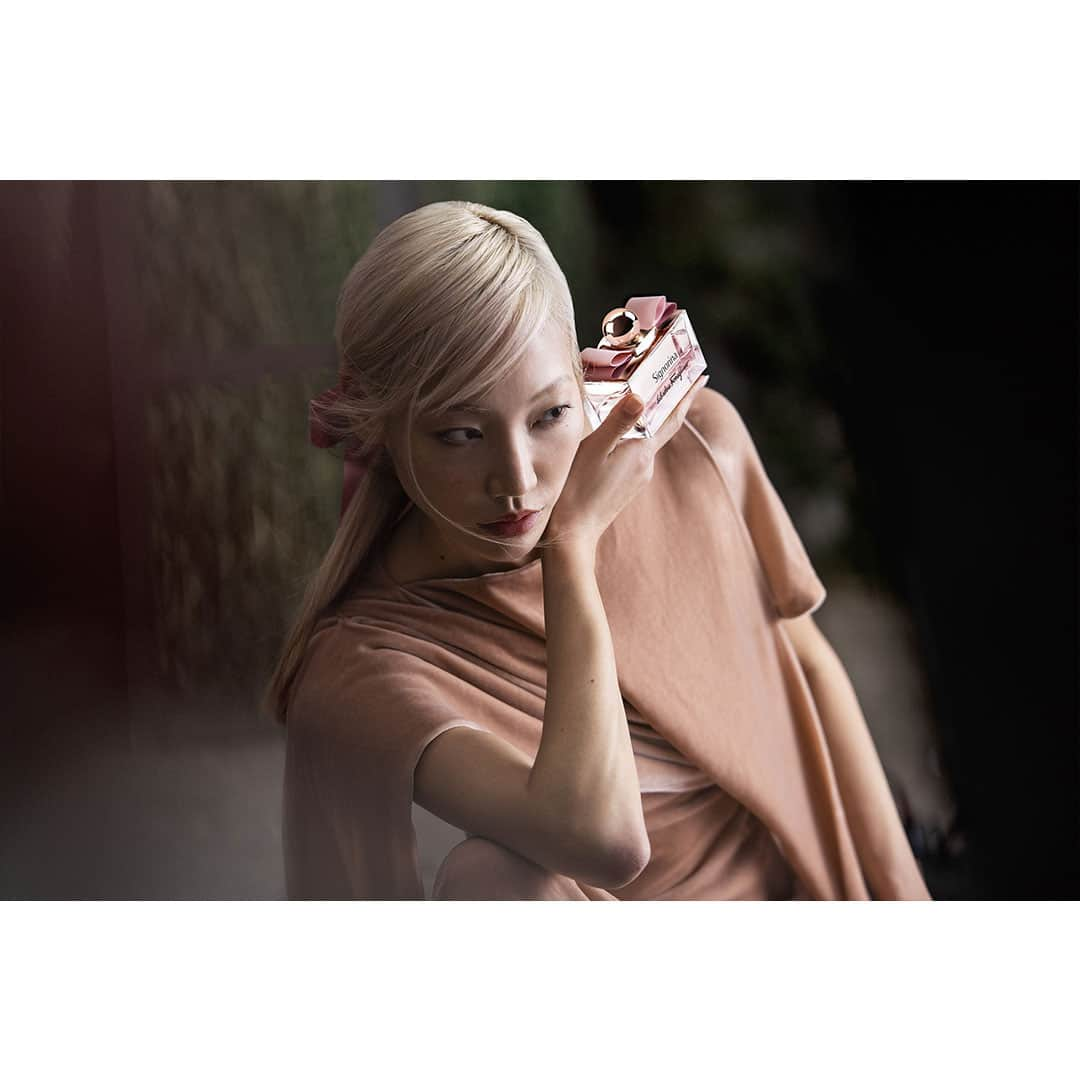 サルヴァトーレ・フェラガモさんのインスタグラム写真 - (サルヴァトーレ・フェラガモInstagram)「When asked about how to become a Signorina, Soo Joo Park responds "First, you find the right perfume. Second, embrace who you are. And third, you have fun!" #SignorinaMoments #FerragamoParfums」9月8日 5時00分 - ferragamo