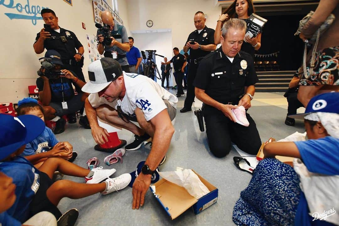 Los Angeles Dodgersさんのインスタグラム写真 - (Los Angeles DodgersInstagram)「@ajpollock_, along with @dodgersfoundation and @lapdhq, provided new shoes to 200 children in South LA yesterday as part of a $20,000 grant to @shoesthatfitcharity.」9月8日 5時07分 - dodgers