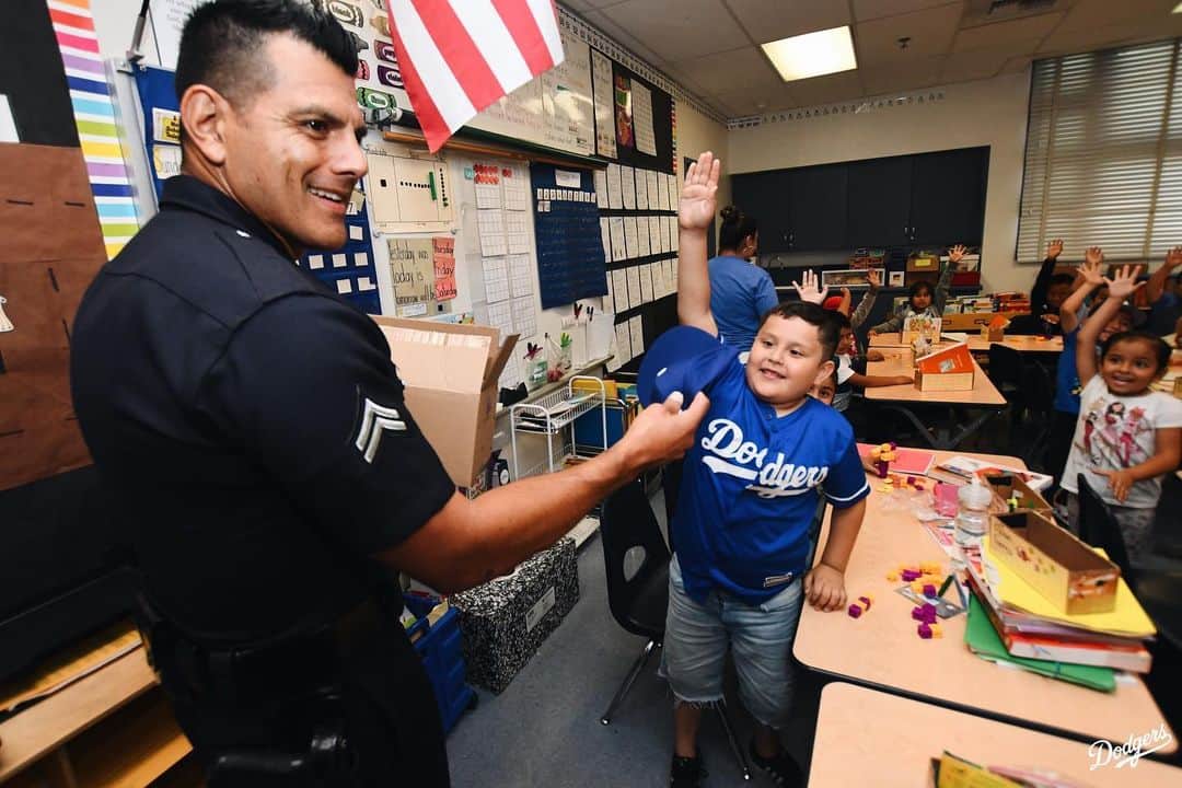 Los Angeles Dodgersさんのインスタグラム写真 - (Los Angeles DodgersInstagram)「@ajpollock_, along with @dodgersfoundation and @lapdhq, provided new shoes to 200 children in South LA yesterday as part of a $20,000 grant to @shoesthatfitcharity.」9月8日 5時07分 - dodgers