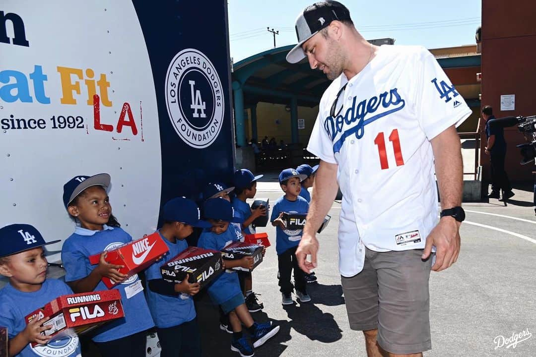 Los Angeles Dodgersさんのインスタグラム写真 - (Los Angeles DodgersInstagram)「@ajpollock_, along with @dodgersfoundation and @lapdhq, provided new shoes to 200 children in South LA yesterday as part of a $20,000 grant to @shoesthatfitcharity.」9月8日 5時07分 - dodgers