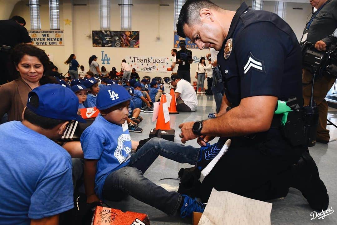 Los Angeles Dodgersさんのインスタグラム写真 - (Los Angeles DodgersInstagram)「@ajpollock_, along with @dodgersfoundation and @lapdhq, provided new shoes to 200 children in South LA yesterday as part of a $20,000 grant to @shoesthatfitcharity.」9月8日 5時07分 - dodgers