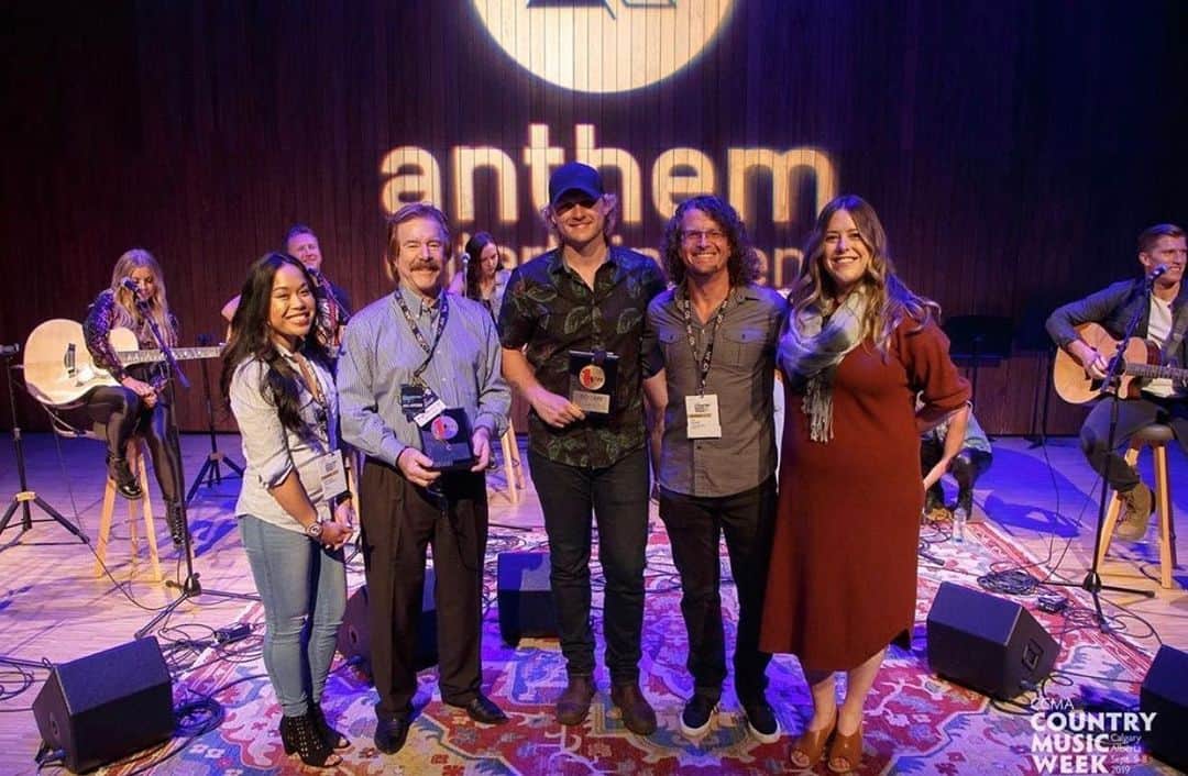 SOCANさんのインスタグラム写真 - (SOCANInstagram)「We surprised @jamesbarkerband with a #1 for “Keep it Simple” which reached the top of the Nielsen BDS Country Chart in May. The song was co-written by @jamesbarkerband @gavinslate, Travis Wood and Todd Clark. Co-published by @anthementertainmentgroup and @dmpgroup. 📸 @coreykellyimages」9月8日 5時23分 - socanmusic